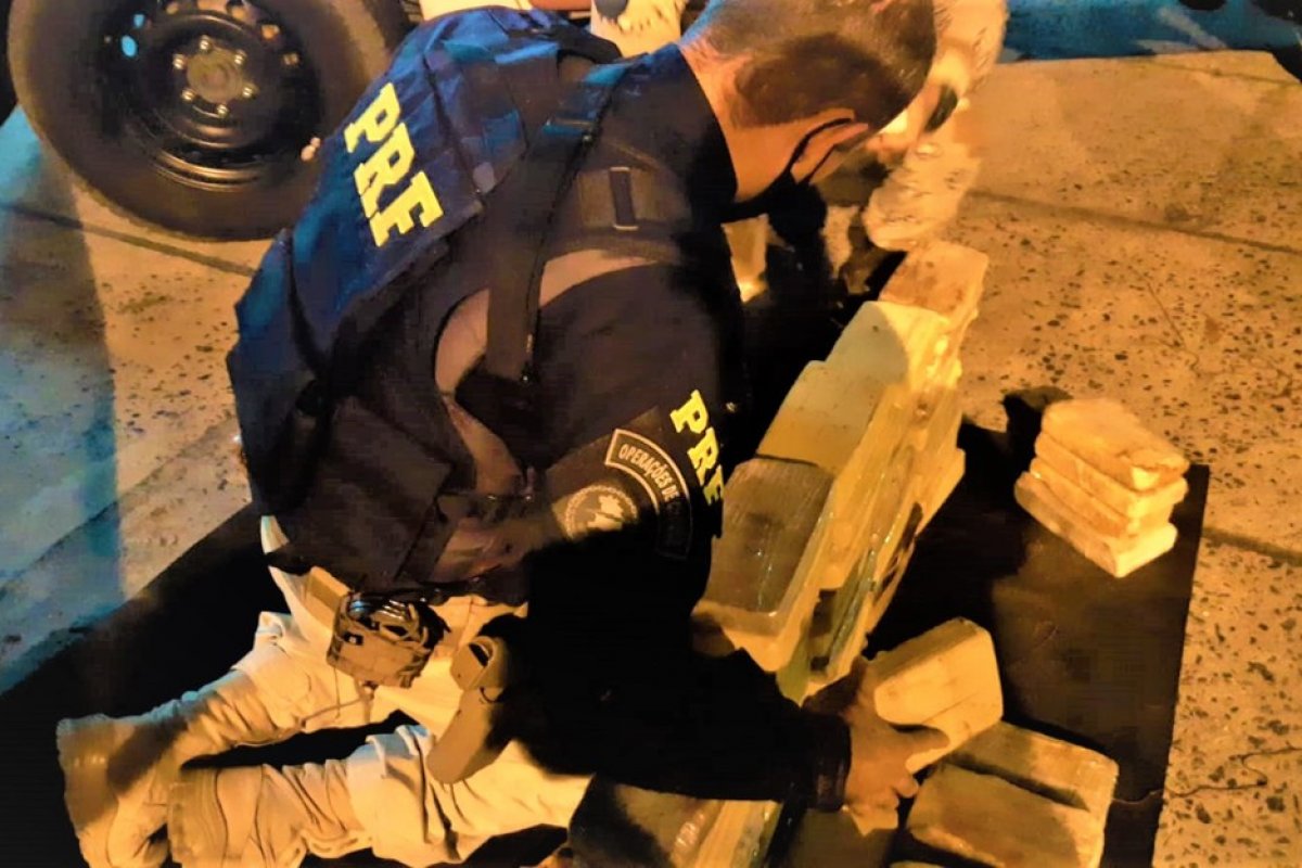 PRF prende homem de 61 anos com mais de 80 kg de drogas no Sul da Bahia