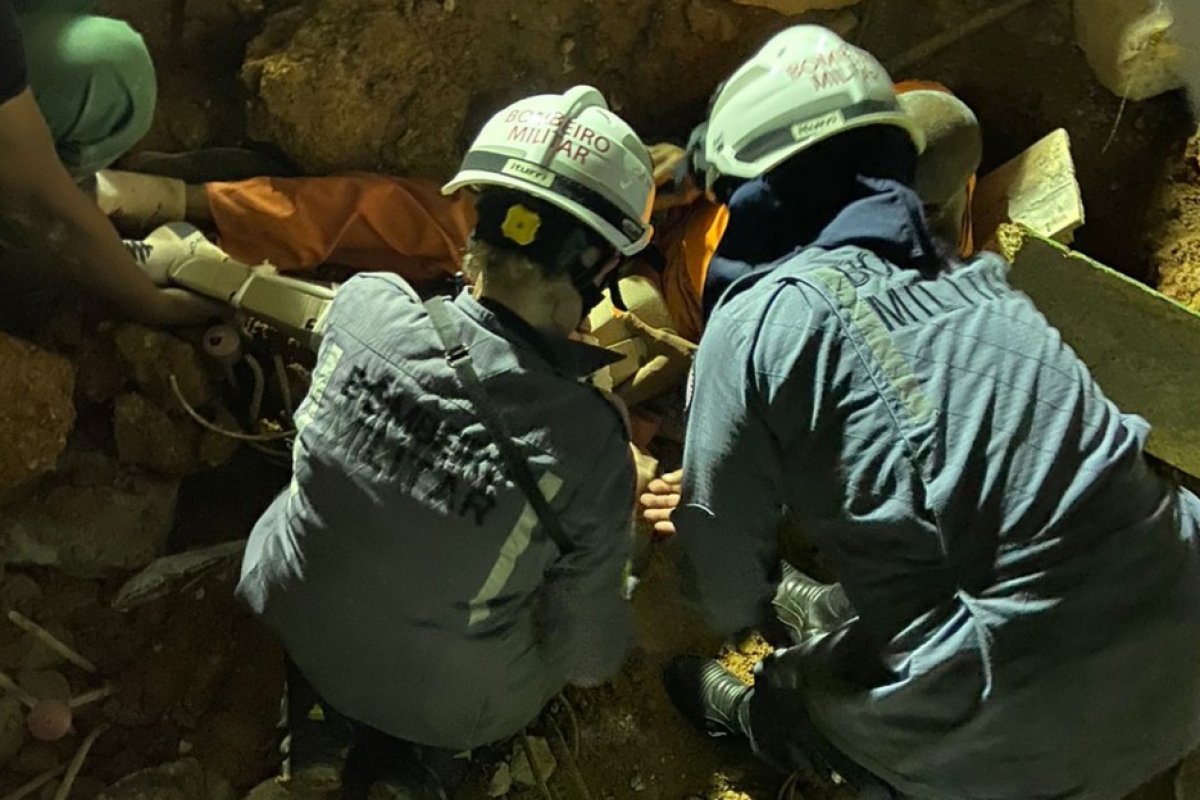 Homem fica preso em buraco ao realizar obra na Avenida Antonio Carlos Magalhães