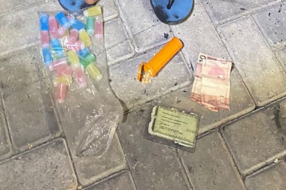 Polícia prende homem com pedras de crack no bairro do Costa Azul, em Salvador