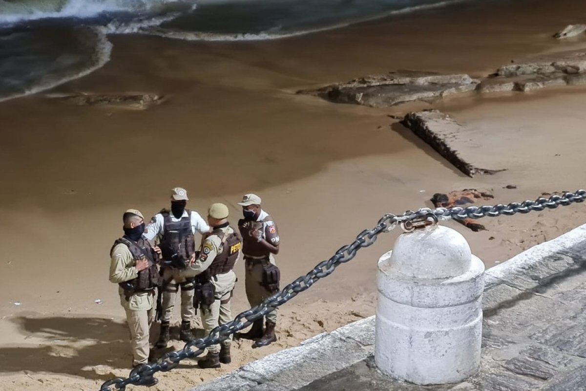 Vídeo: Homem é assassinado a tiros na praia da Barra, em Salvador