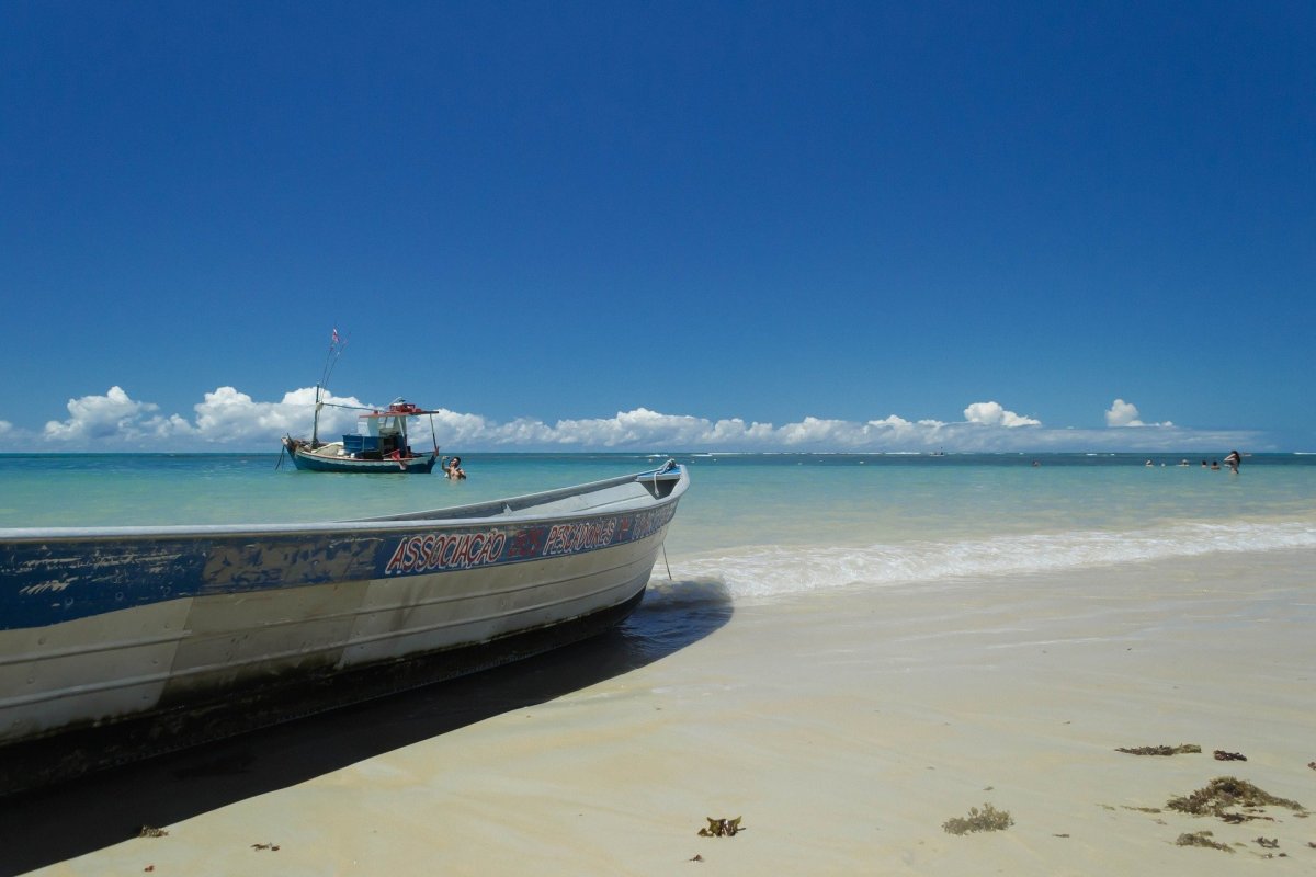 Homem é encontrado morto na praia de São Tomé de Paripe, em Salvador