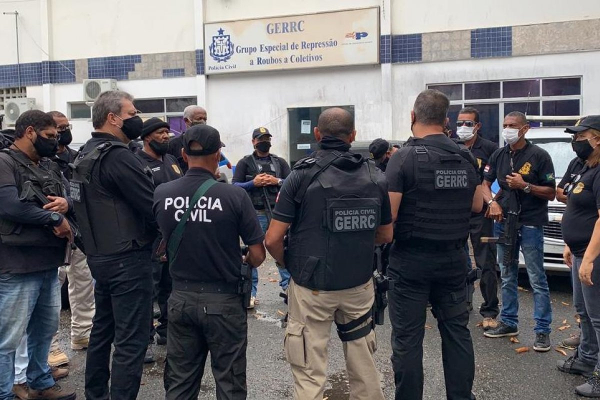 Passageiro reage ao assalto a ônibus, atira e atinge dois suspeitos