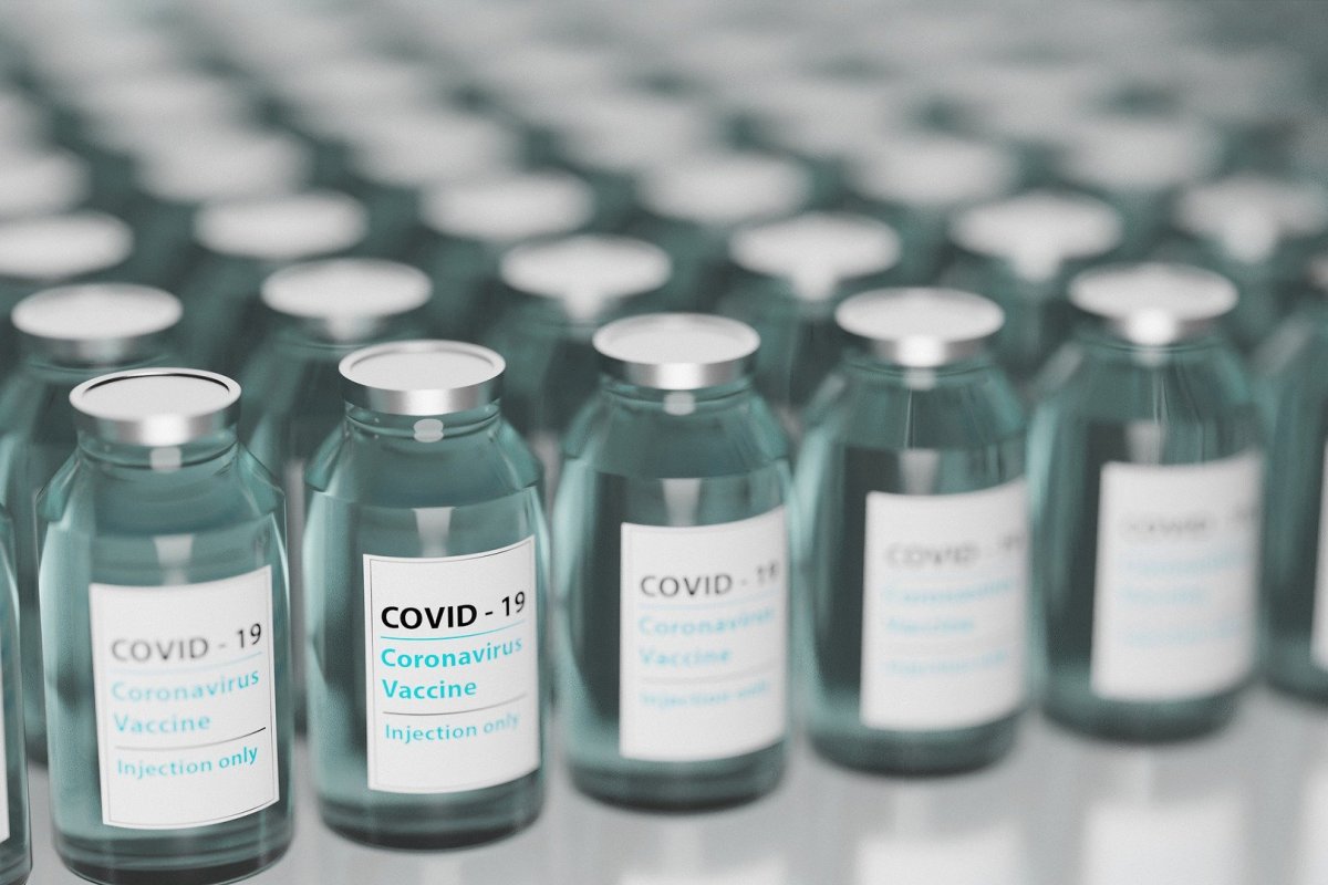 Ministério Público do Egito decreta a prisão de três pessoas acusadas de desperdiçarem milhares de doses de vacina contra a Covid-19