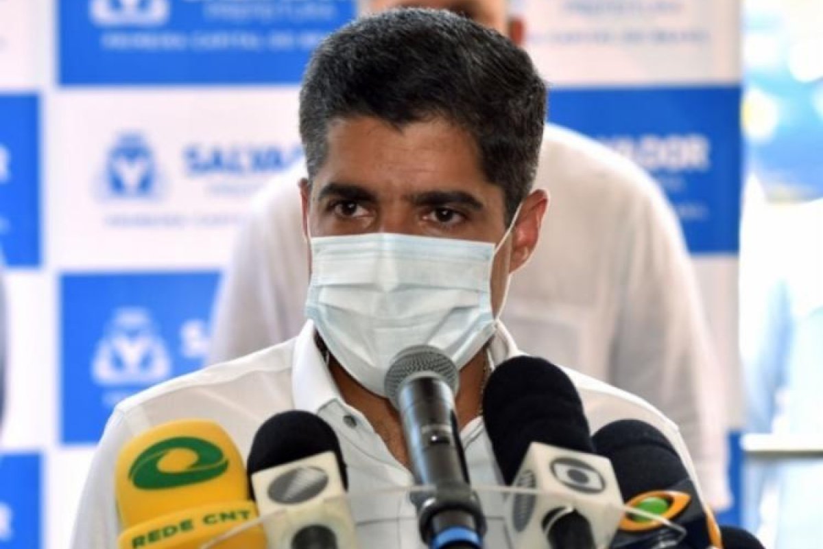 União Brasil pode ter saída de oito parlamentares, diz coluna