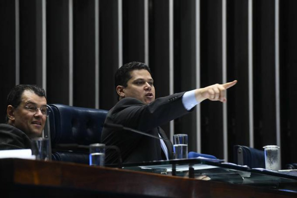 Alcolumbre teria sugerido pagamento de mesada com dinheiro da Câmara