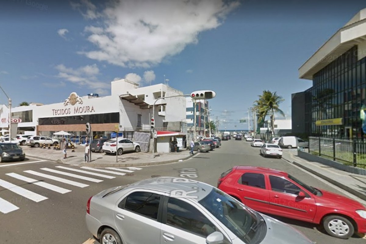 Colisão entre carros deixa trânsito intenso na Avenida Manoel Dias