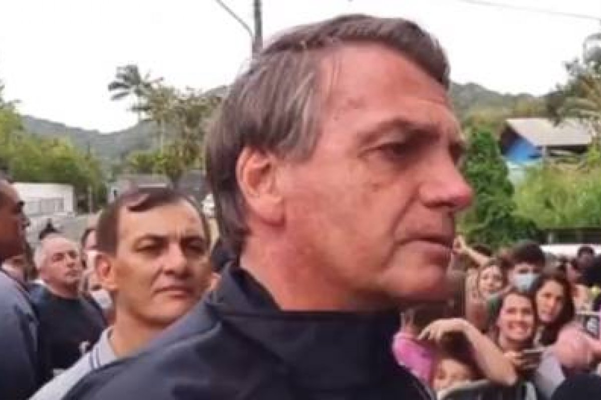 Bolsonaro critica impedimento de entrar em estádio em Santos porque não foi imunizado