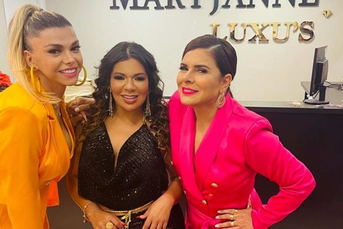 Mara Maravilha e Léo Áquilla participam de desfile em boutique de São Paulo