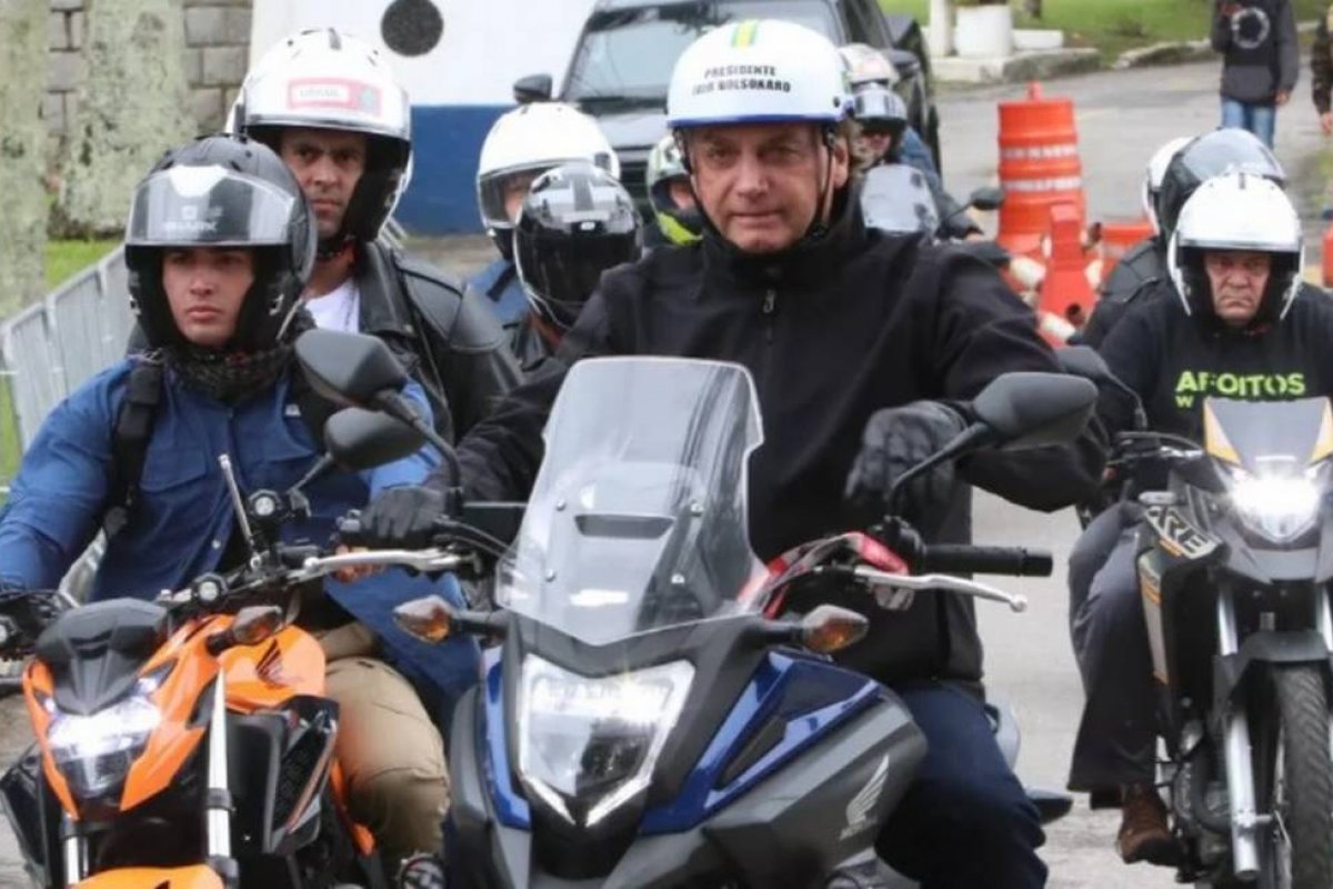 Depois de multa em Peruíbe, Bolsonaro sai de capacete no Guarujá