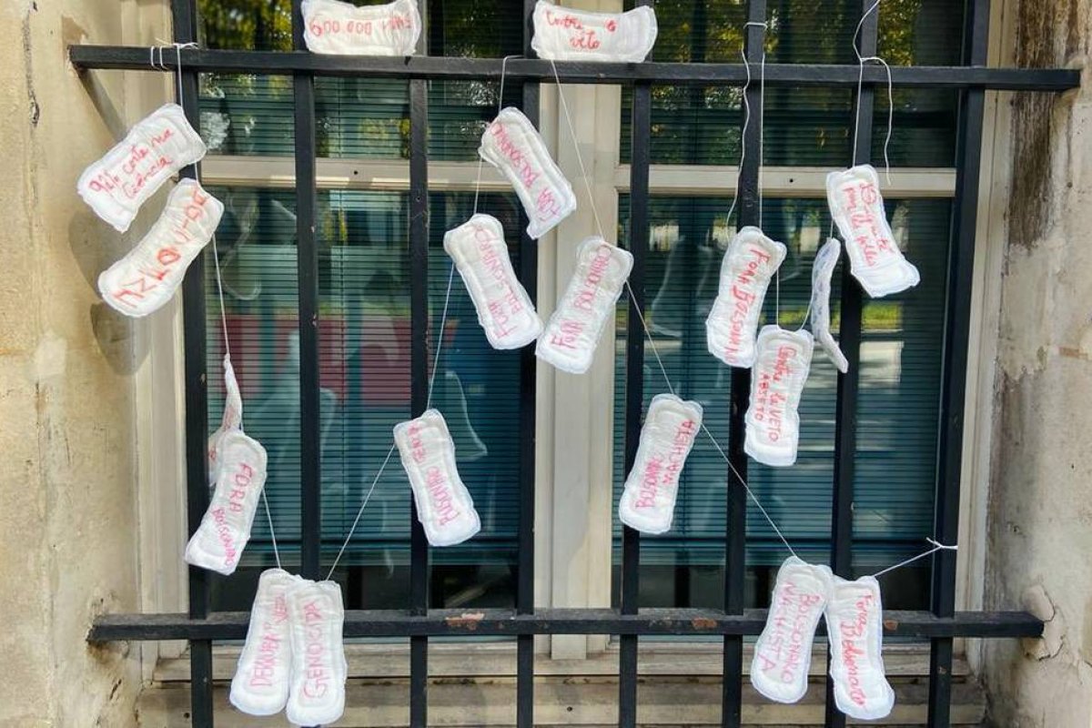 Em protesto, manifestantes amarram absorventes na embaixada do Brasil em Paris
