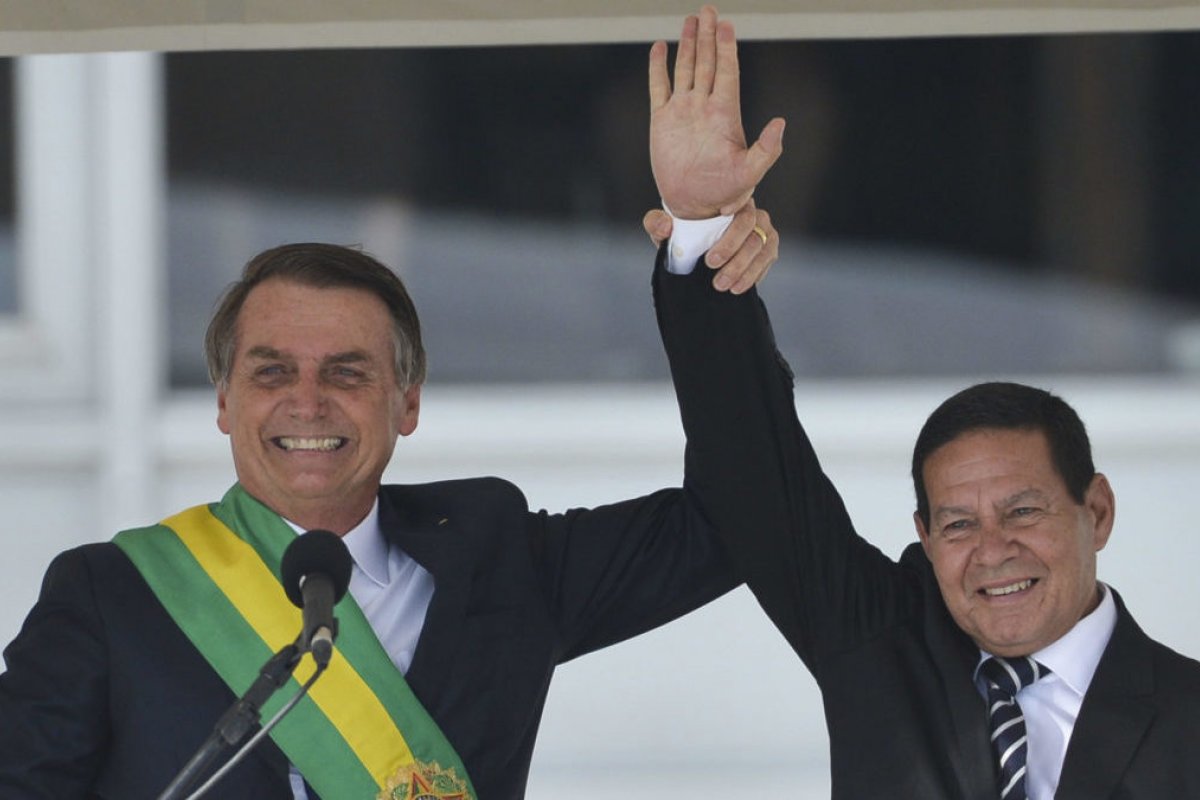 Bolsonaro diz que se pudesse passaria comando da Petrobras para Mourão