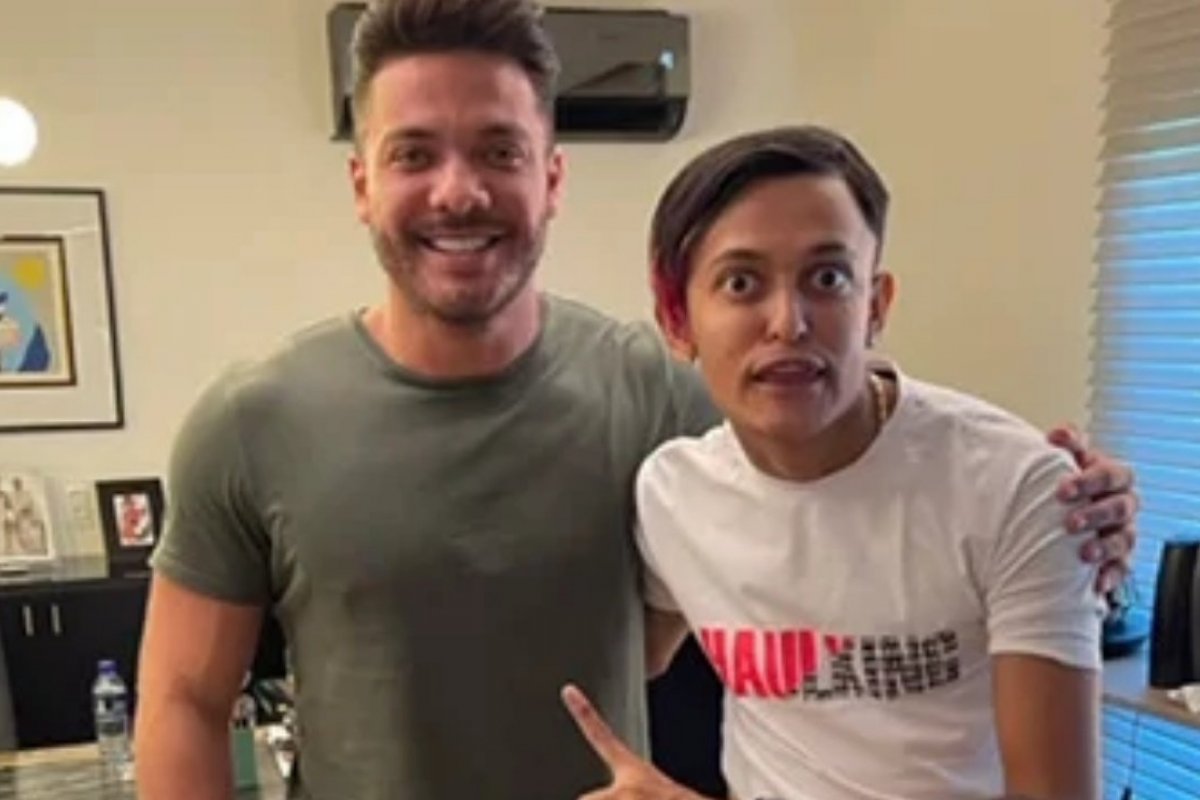 Influenciador digital homenageia Wesley Safadão com tatuagem no bumbum