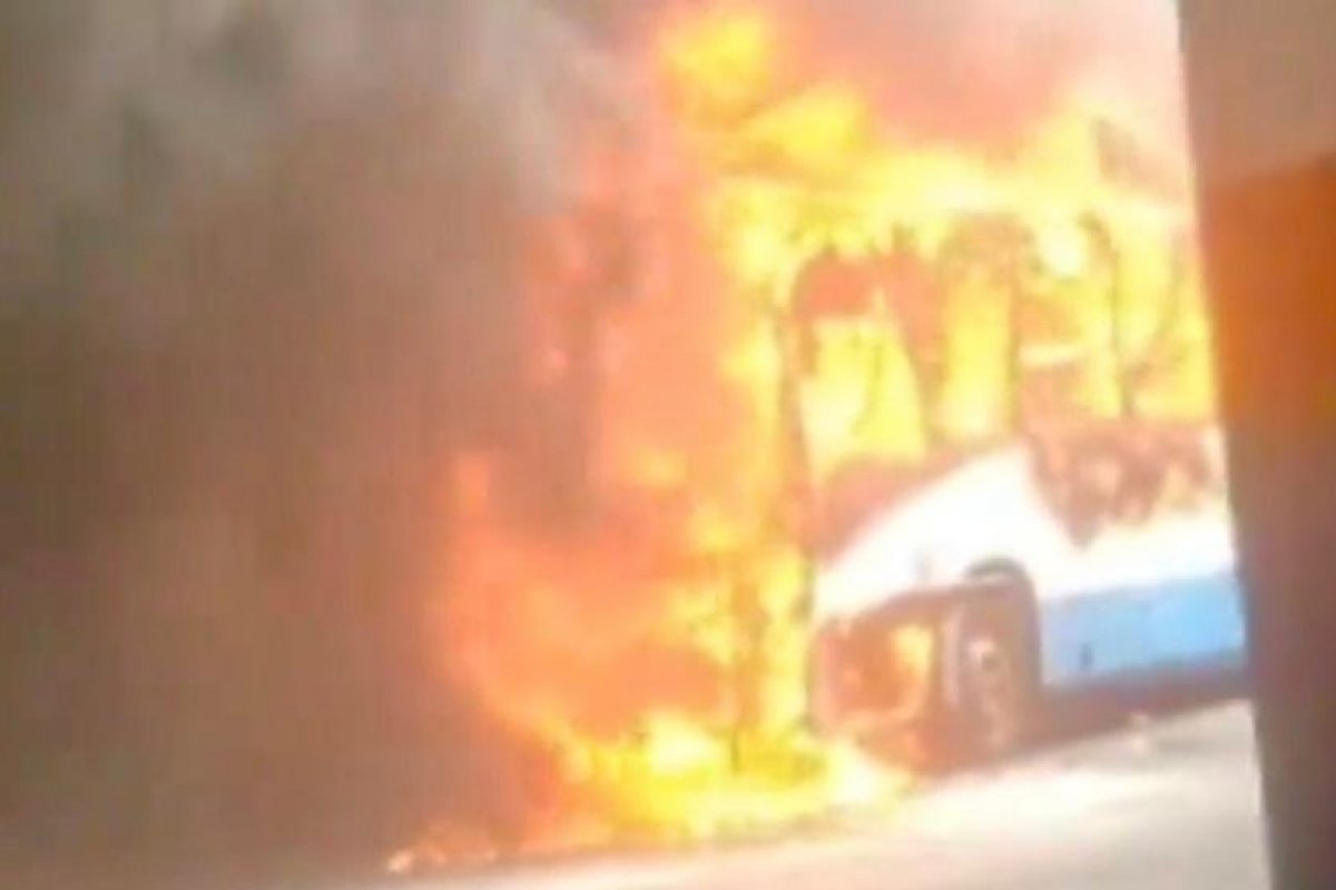 Ônibus tem pane elétrica e pega fogo no Largo dos Mares, em Salvador