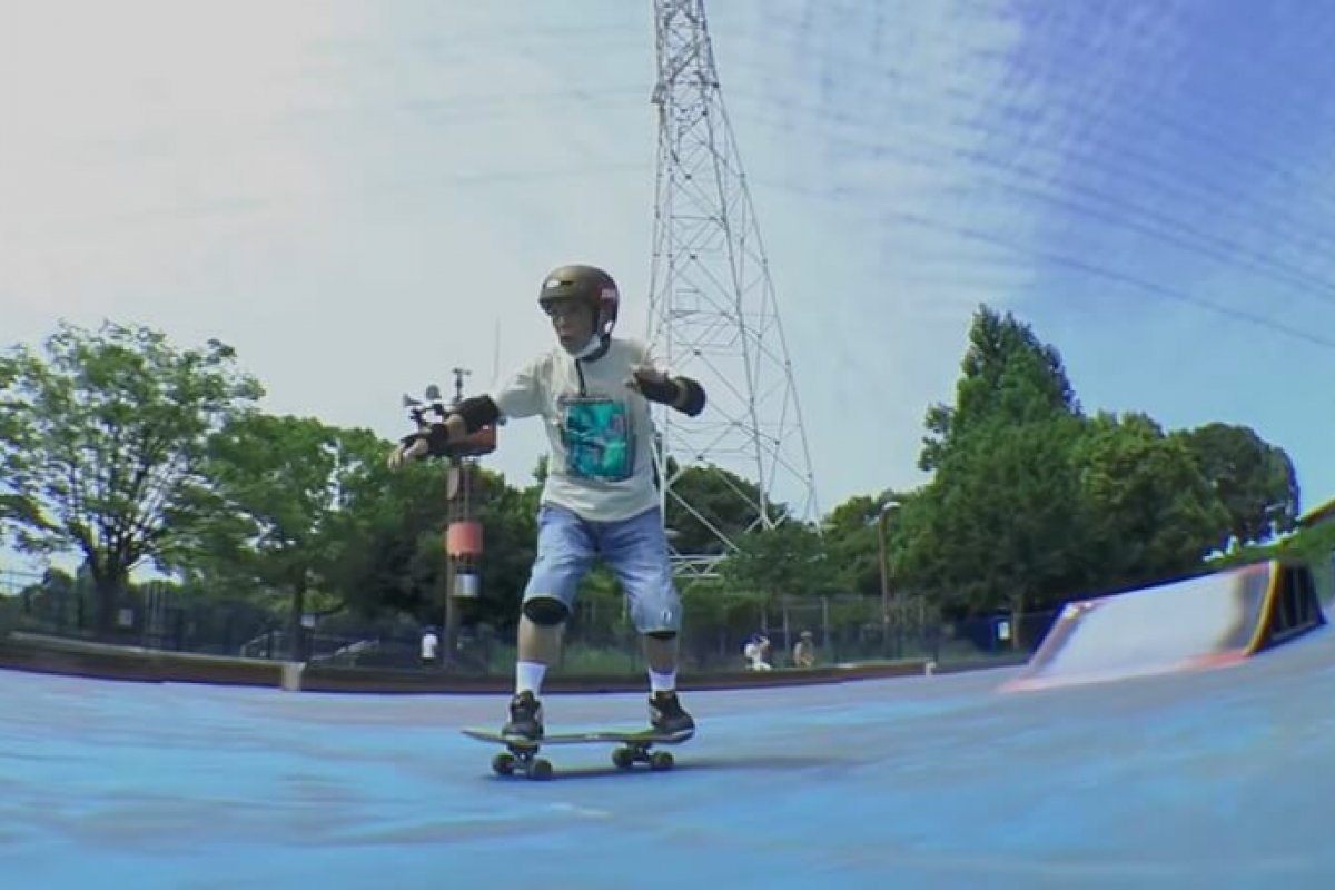 Vídeo: idoso de 81 anos pratica skate todos os dias com jovens prodígios