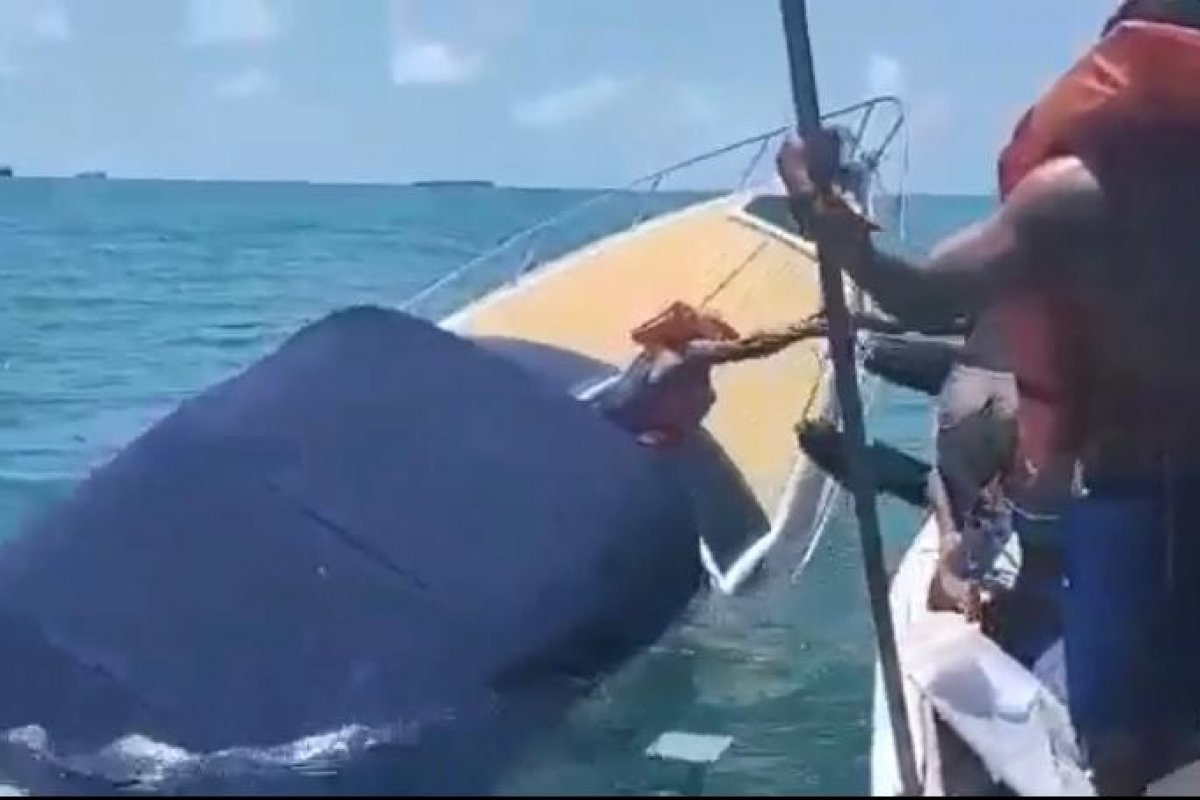 Vídeo: lancha afunda na Ilha de Itaparica e passageiros são resgatados por barco de pesca