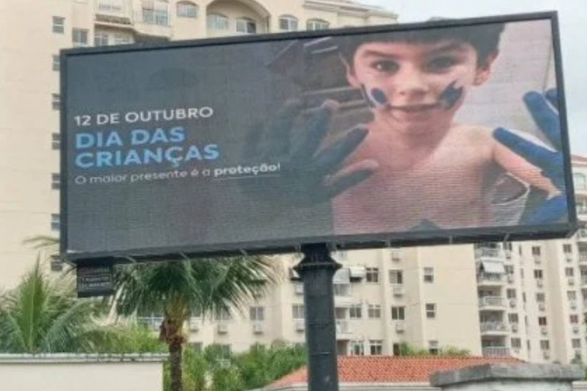 Triste! Pai do menino Henry homenageia filho e faz apelo em outdoors