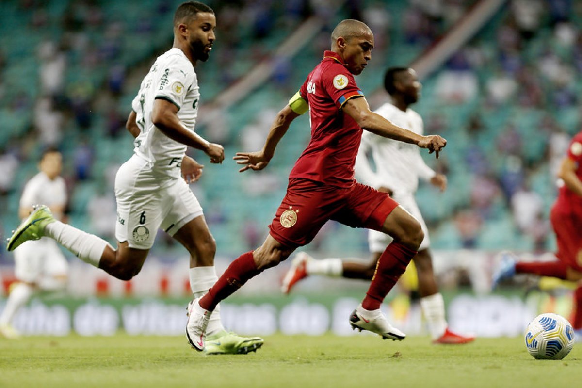 Na volta da torcida, Bahia pressiona, mas empata sem gols com Palmeiras