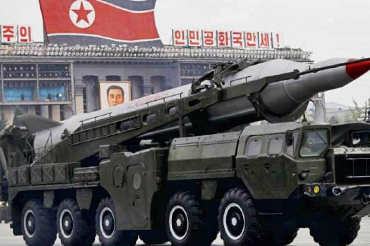 Coreia do Norte promove exibição de mísseis e tanques em exposição militar