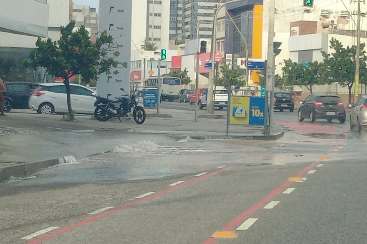 Vazamento de água deixa trânsito lento na Pituba, em Salvador