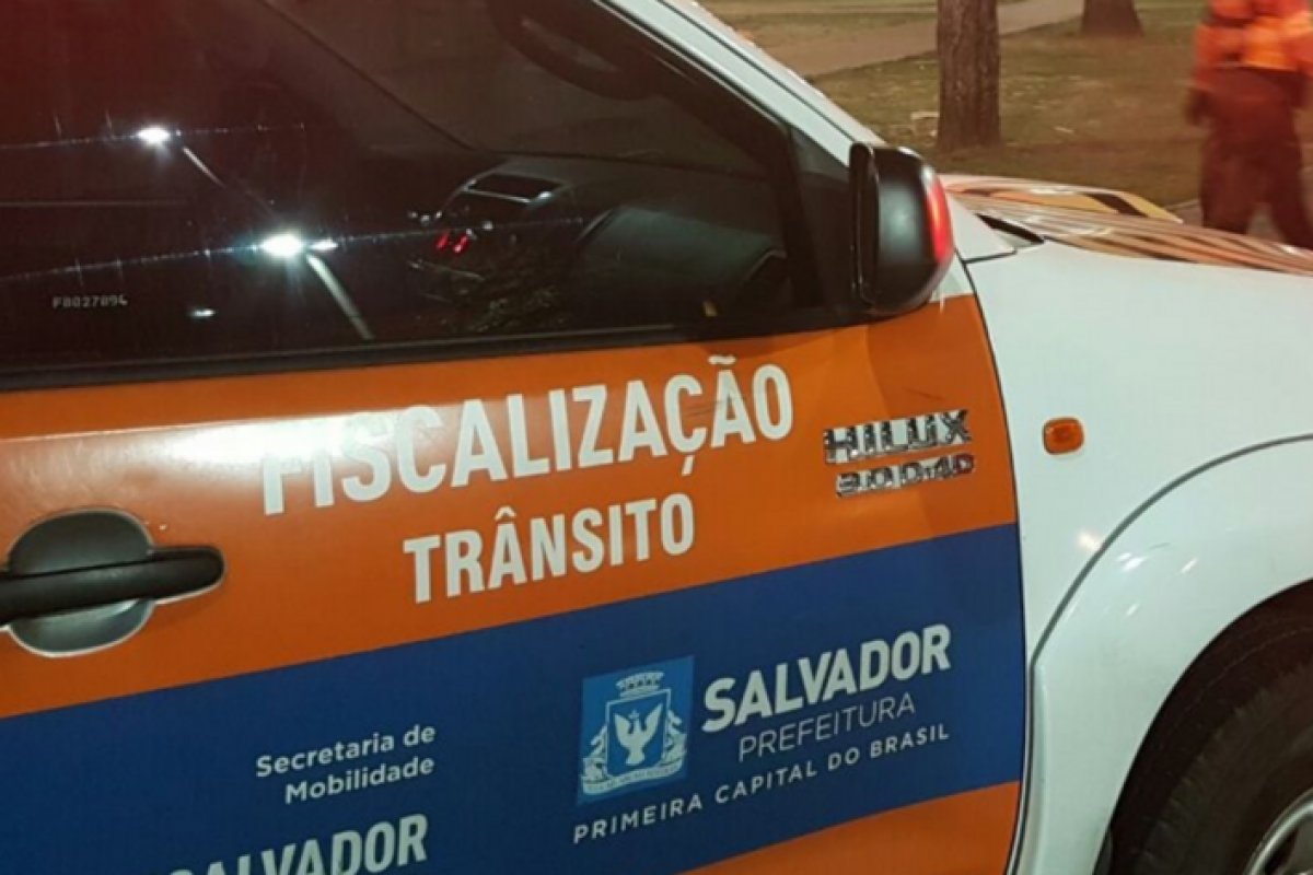 Motociclista morre após batida com carro no bairro de Itapuã