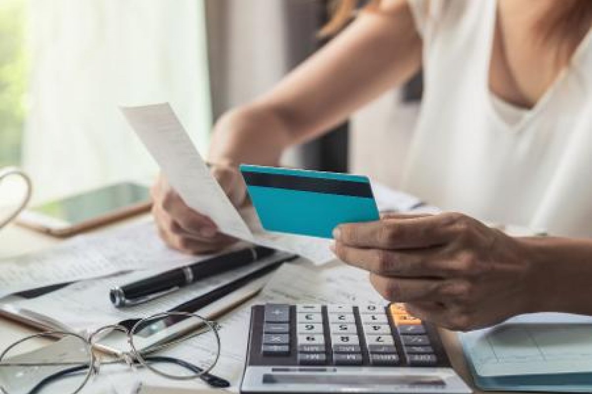 Endividamento já corresponde a quase 60% da renda das famílias em 2021, diz BC