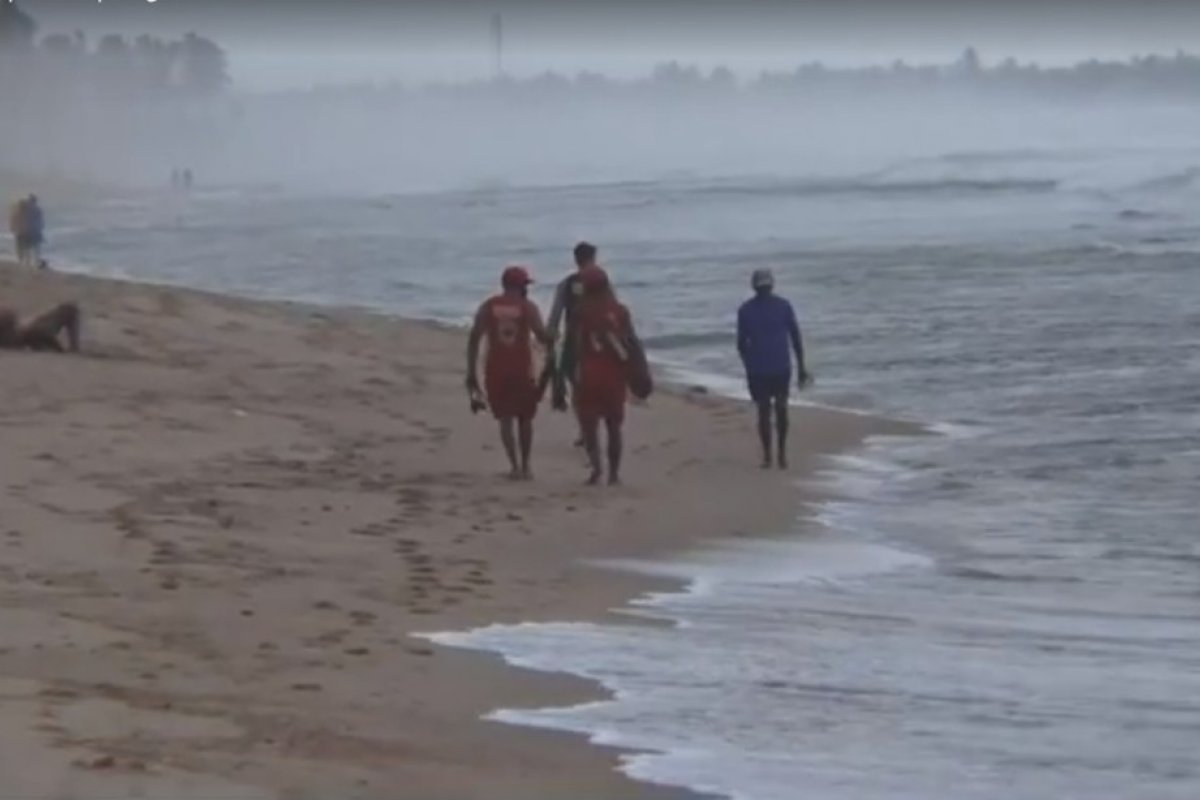 Bombeiros procuram homem que desapareceu na praia de Ipitanga, em Lauro de Freitas