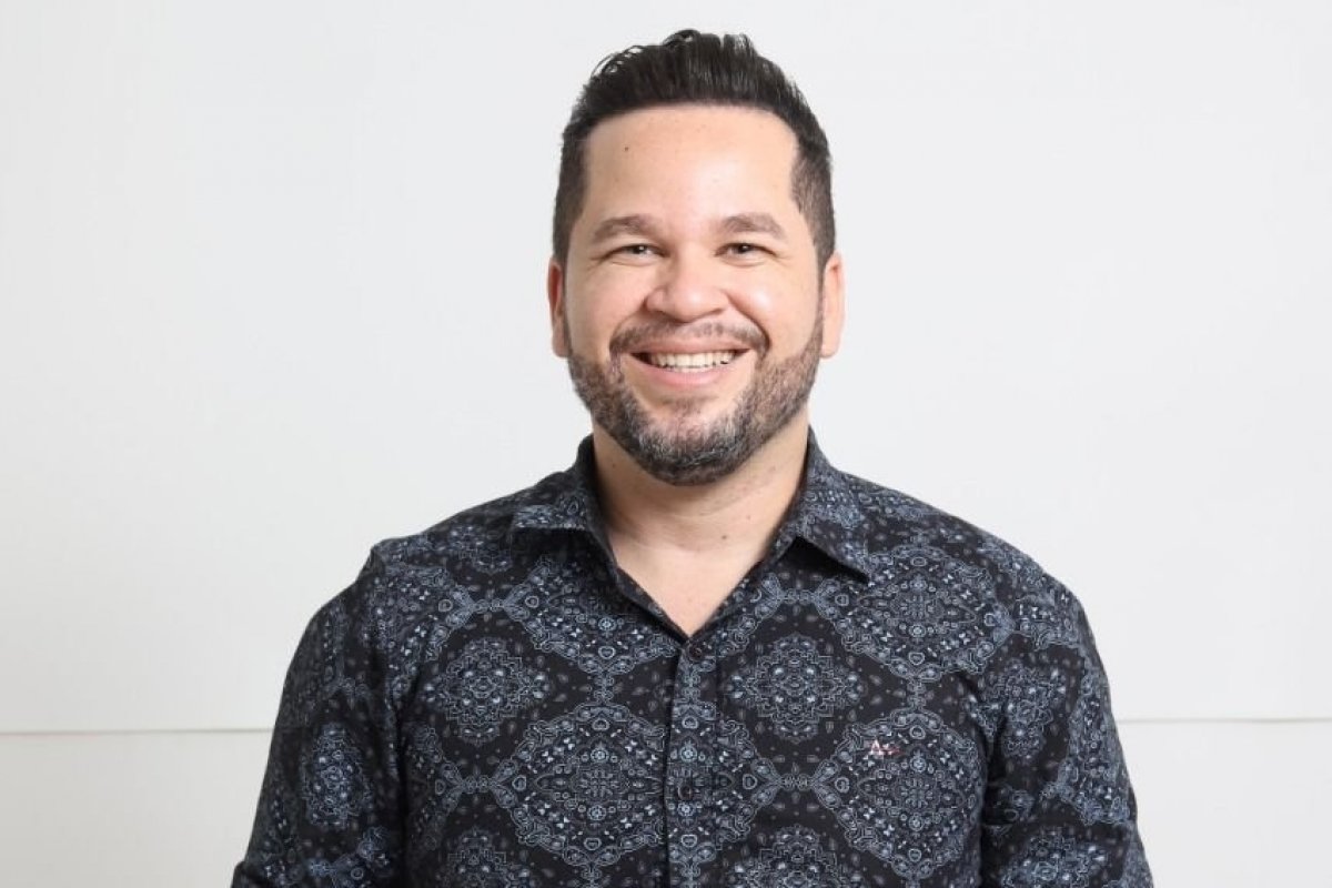 Cantor Felipe Cruz celebra 10 anos de carreira gospel com CD especial