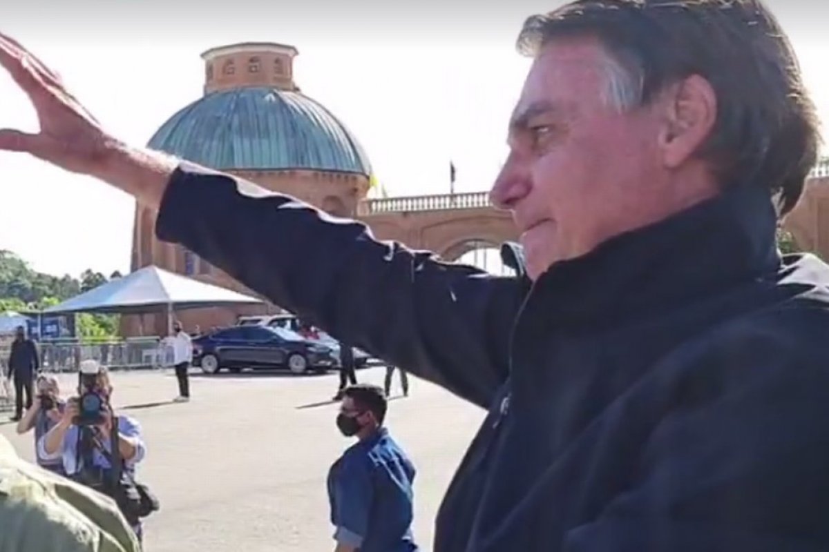 Bolsonaro rebate arcebispo de Aparecida e volta a defender armar a população