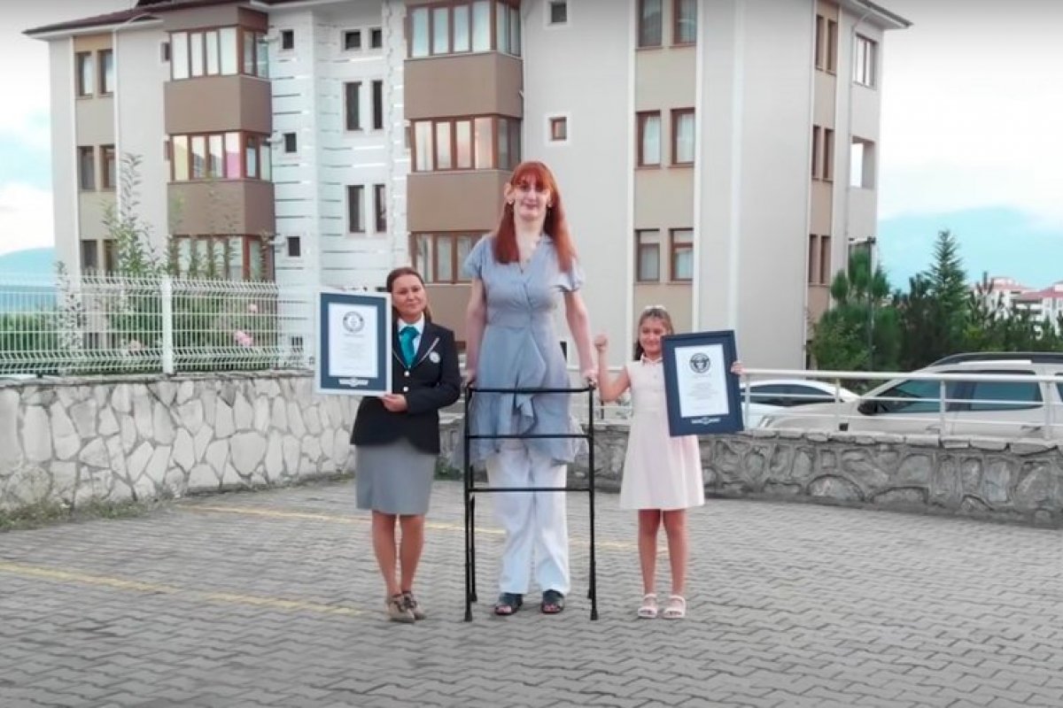 Guinness World Records anuncia turca de 2,15m de altura como mulher mais alta do mundo