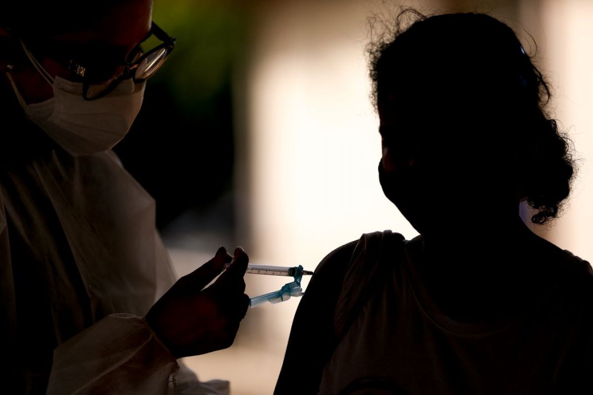 Opas pede conjunto de ações para países atingirem meta de vacinação contra Covid-19