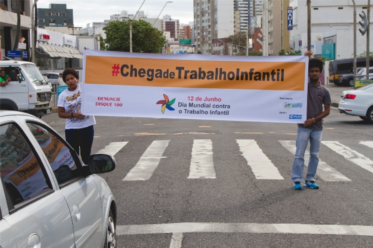 Operação de combate ao trabalho infantil conduz homem com duas crianças de colo para delegacia em Salvador