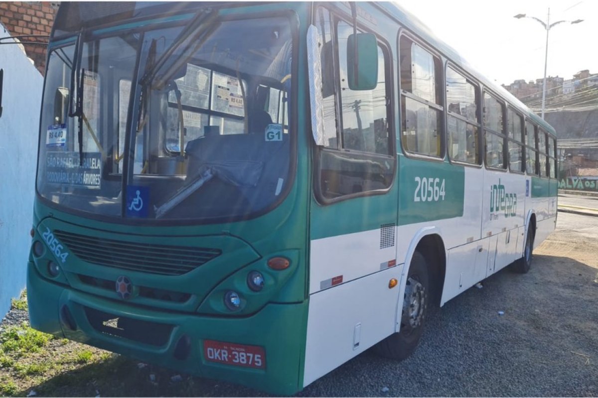Homens armados assaltam ônibus na Av. Paralela, em Salvador