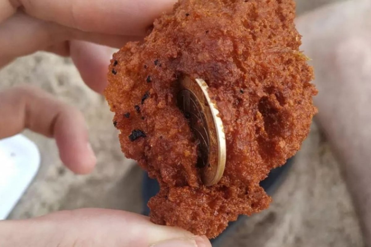 Moeda de R$ 1 é achada em bolinho de acarajé em praia no Rio Vermelho, em Salvador