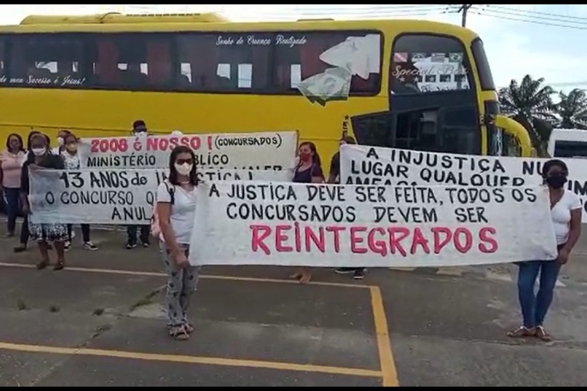 Grupo protesta por reintegração de concursados demitidos pela prefeitura de Pilão Arcado, norte da Bahia