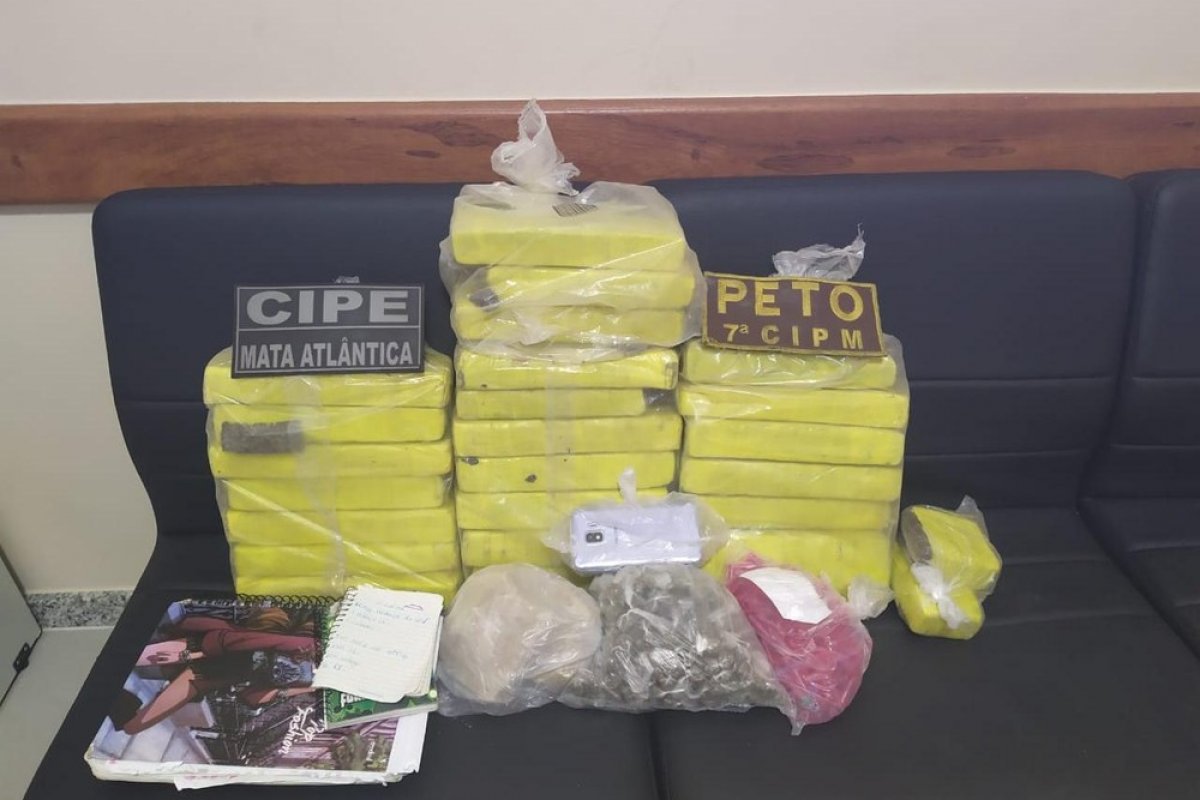 Eunápolis: dois homens são presos após a polícia encontrar 20kg de drogas em telhado de casa