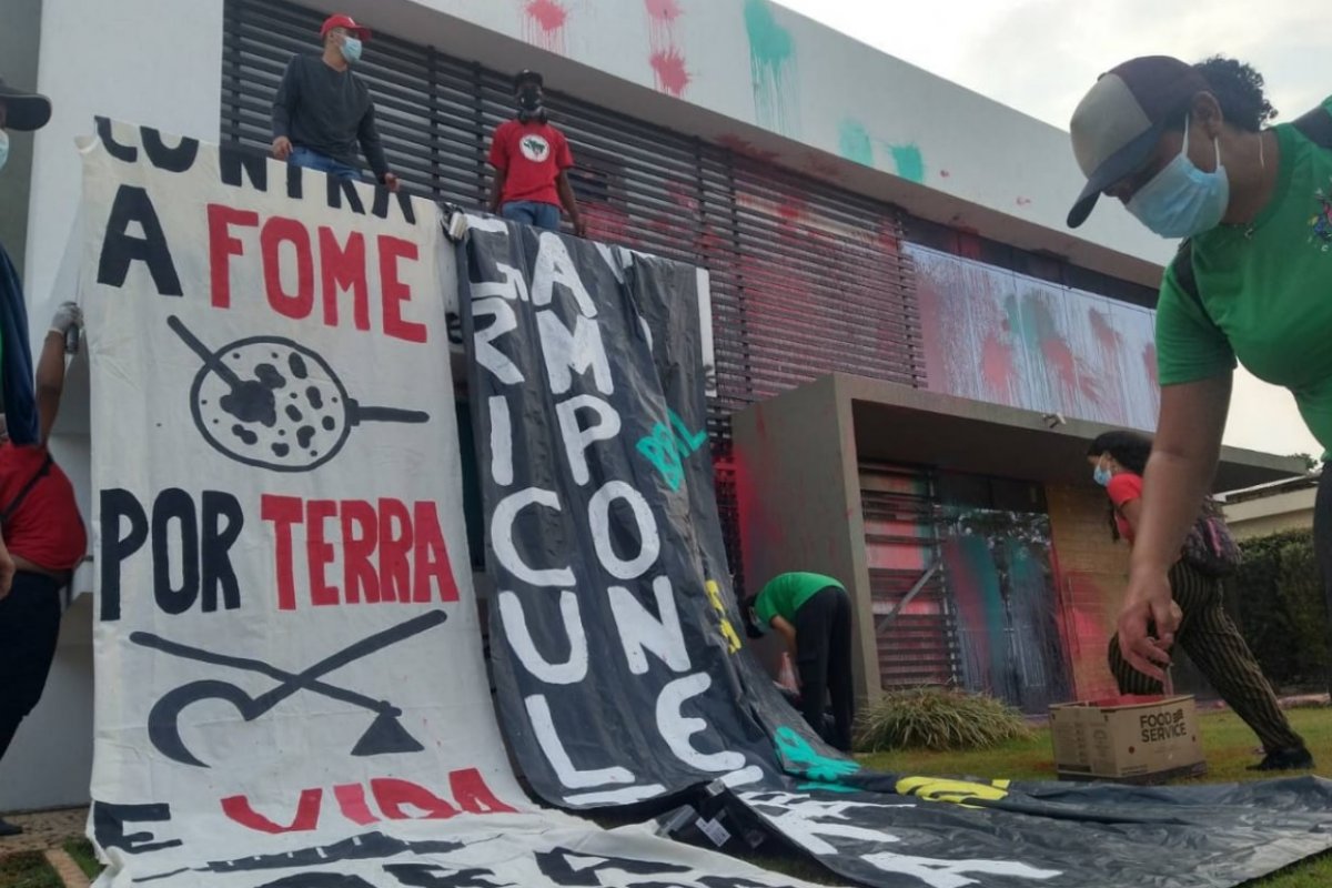 Vídeos: grupo ligado ao MST invade sede da Aprosoja, picha paredes e apedreja o prédio