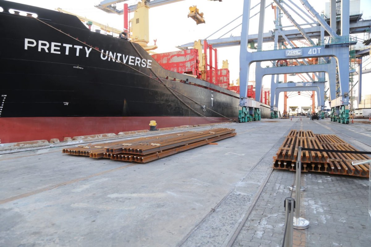 Primeira carga de trilhos para obras da FIOL trecho II desembarca totalmente no Porto de Salvador