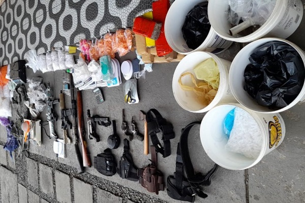 Rondesp apreende fuzis e submetralhadora no bairro do Arenoso, em Salvador