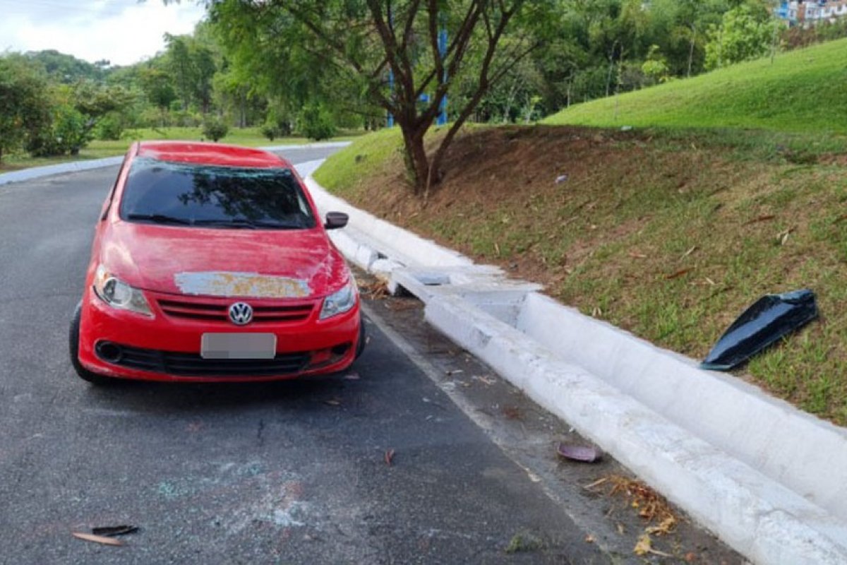 Motorista perde controle de carro e sobe em calçada, em Salvador