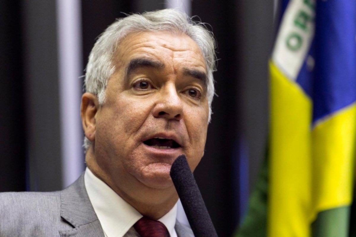 Oposição vota contra redução de preço da gasolina