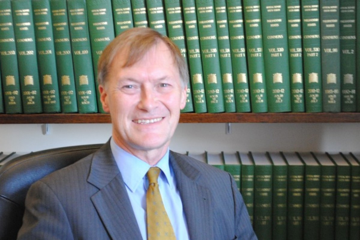 Deputado britânico morre após ser esfaqueado em encontro com eleitores