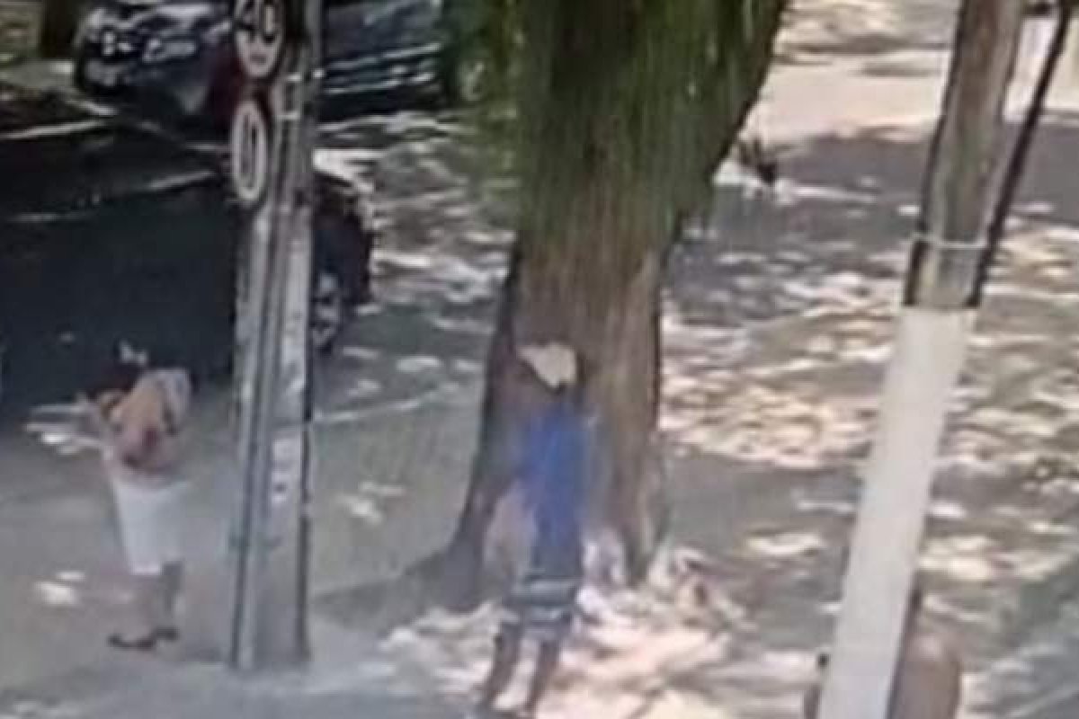 Dupla rouba celular de pedestre no Corredor da Vitória em Salvador