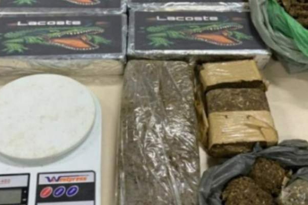 Professor de escolinha de futebol é preso suspeito de vender drogas em em Feira de Santana