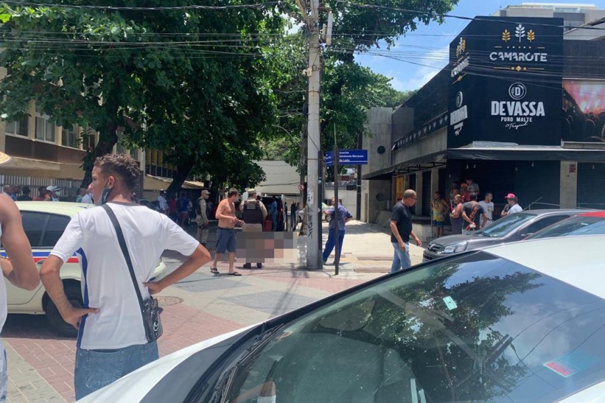 Vídeo: guardador de carros morre após ser baleado na Barra, em Salvador