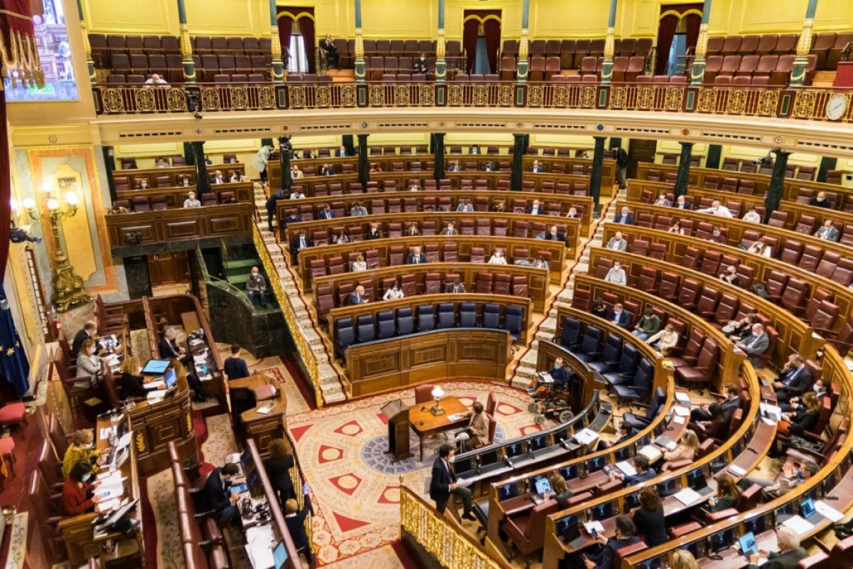 Congresso da Espanha aprova moção em apoio à democracia e contra Bolsonaro