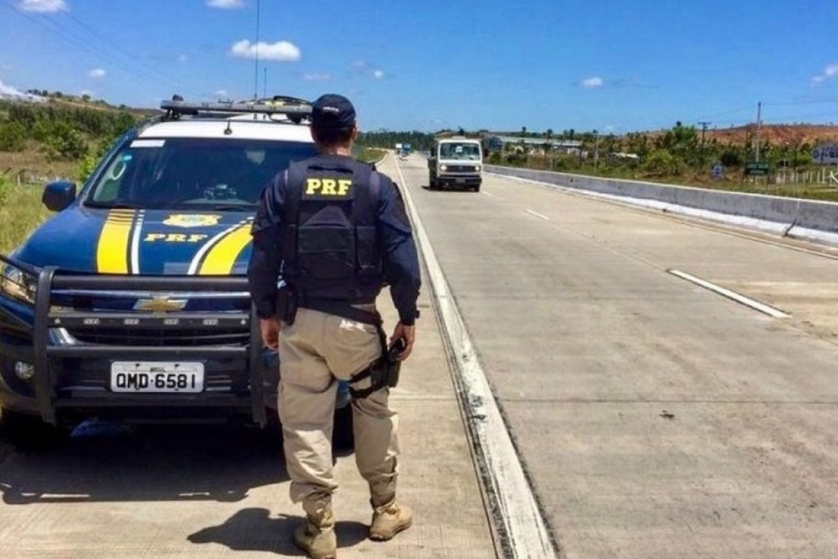 Carro bate de frente com caminhão e deixa dois homens feridos