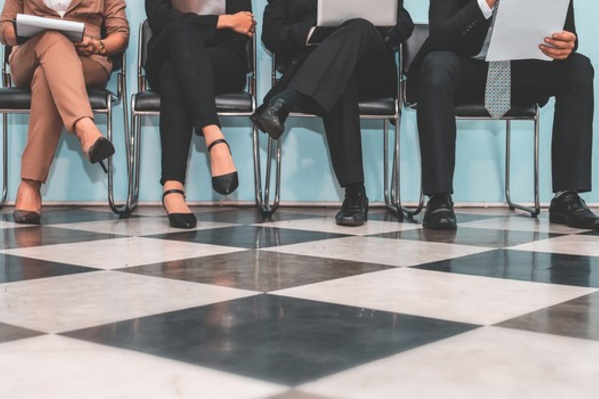 Erros de português eliminam mais que falta de experiência na entrevista de emprego, diz pesquisa