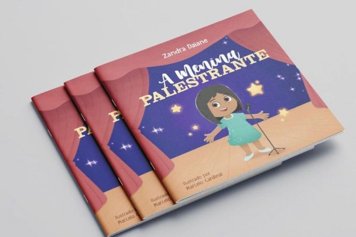 Escritora Zandra Daiane realiza sessão de autógrafos em Salvador