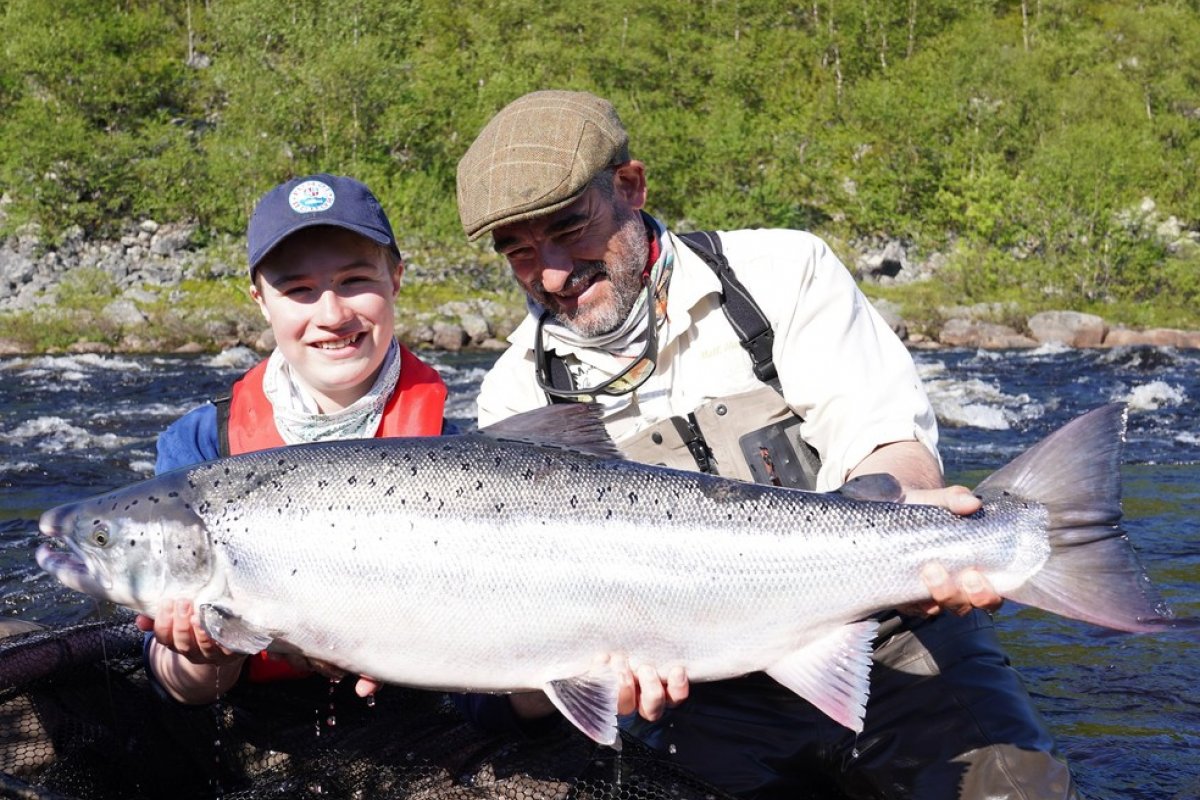 Pescador russo captura salmão gigante e bate recorde mundial