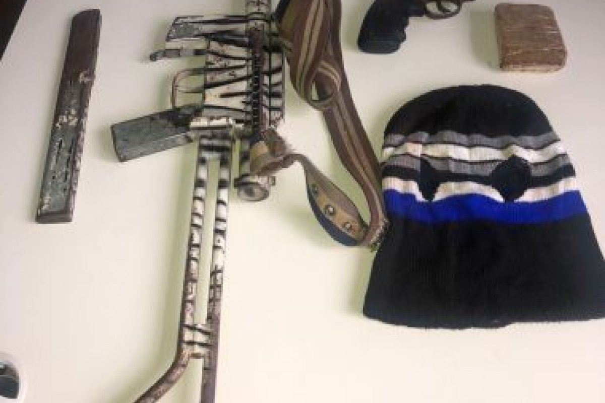 Submetralhadora, revólver e drogas foram apreendidos durante operação em Ubatã, nesta sexta (15)